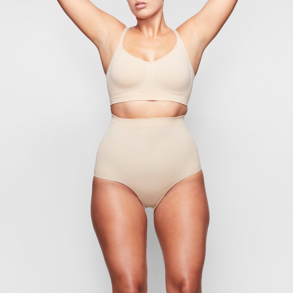 SKIMS- NWOB Seamless sculpt mid waist briefs in size S/M